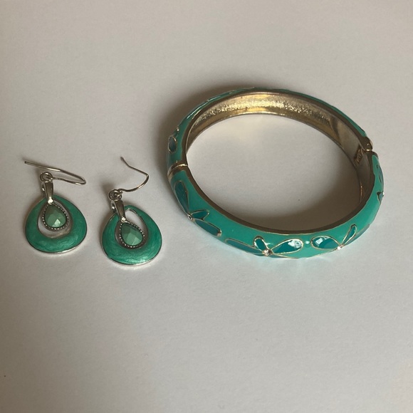 4 for $10 | Bundle of Vintage Bracelet and earrings - Picture 2 of 6